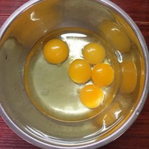 蛋黄盆里加入盐，水，细砂糖，植物油