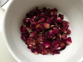 另取一些玫瑰花去掉叶和花蕊