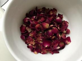 另取一些玫瑰花去掉叶和花蕊