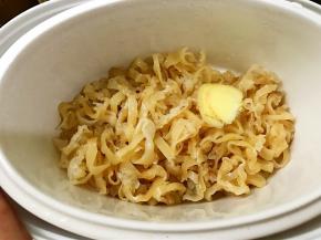 花胶切细条放入炖锅里，加入三片姜