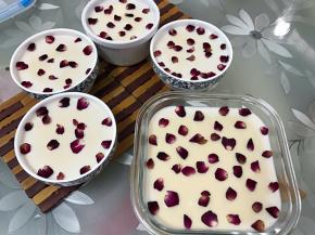 撒上玫瑰花瓣，凉透后放入冰箱冷藏至凝固