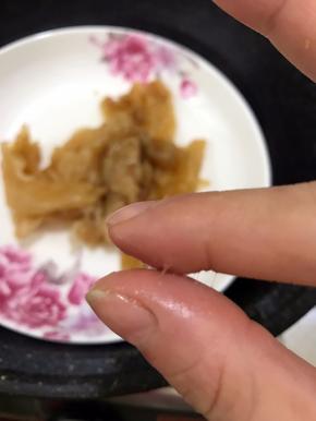 就摸了一下把爪子粘住了