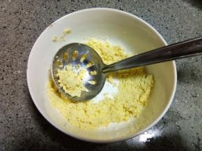 先拿出黄油室温软化，然后等待时把熟蛋黄碾碎