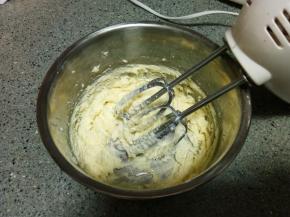 糖粉、盐加入软化好的黄油利用打蛋器打到发白，呈现羽毛状