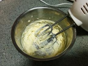 糖粉、盐加入软化好的黄油利用打蛋器打到发白，呈现羽毛状