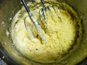 将蛋黄过筛加入黄油里