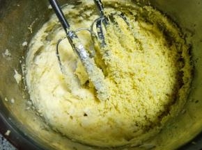 将蛋黄过筛加入黄油里