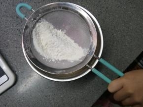 玉米淀粉和低筋粉混合过筛加入黄油里