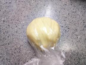 用刮刀拌匀成为光滑的面团，取一半面团加入抹茶粉揉匀