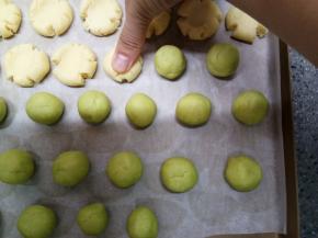 用拇指在面团中间按一下，面团周围会自然裂开