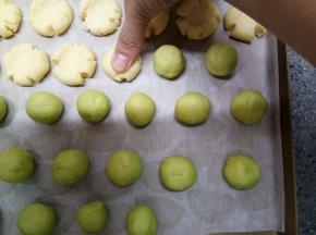 用拇指在面团中间按一下，面团周围会自然裂开