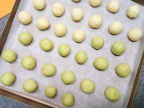 把面团分成等量的剂子，大概36个，滚圆放入铺好油纸的烤盘，预热烤箱170度。