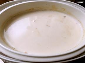 炖到浓稠就可以捞出玫瑰花姜片不要