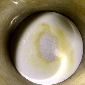 2.淡奶油倒入盆中，加入砂糖