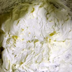 3.用电动打蛋器打发