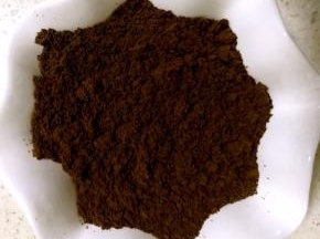 1.奥利奥饼干碎放入料理机打碎，或者装进结实的袋子，擀面杖压碎也可以