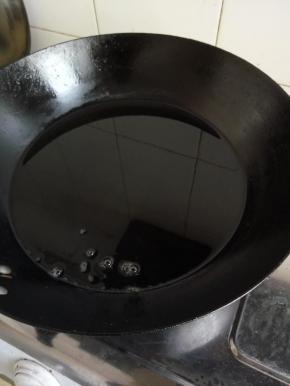 热锅入油烧至七成热