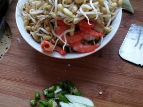 豆芽洗净，备好葱姜辣椒