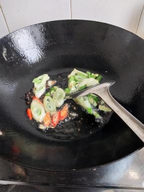 热锅入油炒香作料