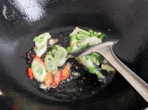 热锅入油炒香作料