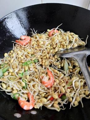 再倒入豆芽炒