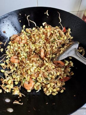 中途加入生抽继续翻炒