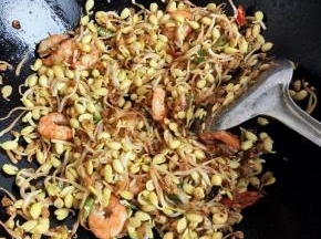 中途加入生抽继续翻炒