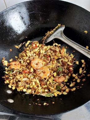 加入盐翻炒，炒至豆芽变软即可