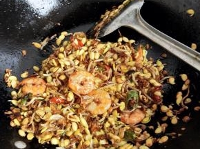 加入盐翻炒，炒至豆芽变软即可