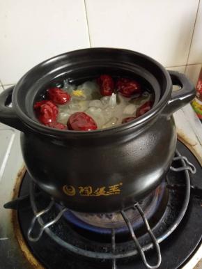 砂锅放入足量的水