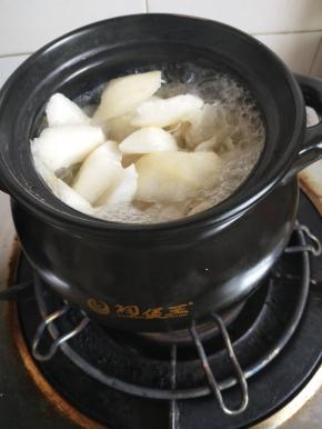 也加入砂锅，大火煮开再小火慢炖两个小时