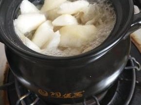 也加入砂锅，大火煮开再小火慢炖两个小时