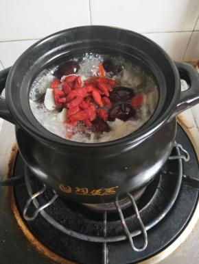 银耳煮透后加入枸杞冰糖在煮半小时