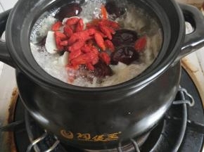 银耳煮透后加入枸杞冰糖在煮半小时