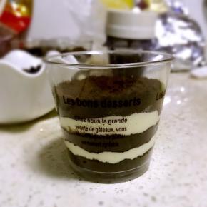 7.然后再铺入一层奥利奥饼干碎，依次铺满