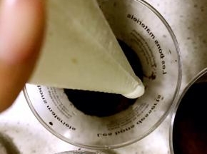 5.将打发好的奶油装入裱花袋，