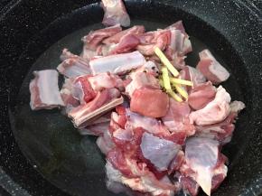 羊排切段加入花椒和姜丝，适量清水煮沸焯水