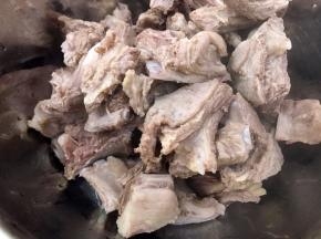 焯好水的羊排捞出沥干水分