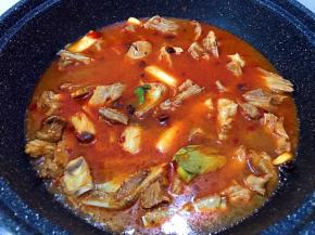 加入清水，先大火烧开再转小火盖上盖子焖30分钟左右（如果用高压锅的话水量刚刚莫过羊排即可，萝卜再铺上去压25分钟就可以了）