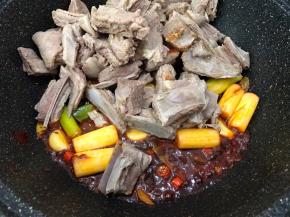 放入沥干水的羊排中大火翻炒至上色