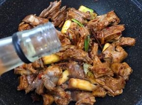 加入小半碗料酒