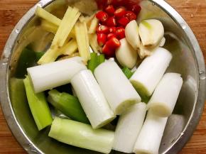 京葱切段，姜切丝，小米椒切粒，蒜瓣切开备用