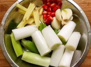 京葱切段，姜切丝，小米椒切粒，蒜瓣切开备用
