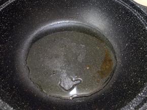 小火炒至白糖溶化冒小泡，冒泡后马上关火，不然容易糊