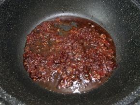 翻炒出红油来