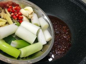 加入葱，姜，蒜，小米椒，花椒