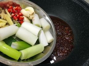 加入葱，姜，蒜，小米椒，花椒