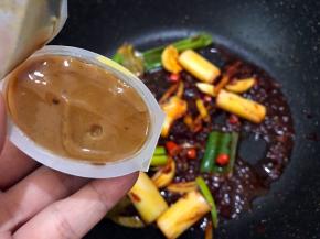 放入一块浓汤宝猪骨浓汤块