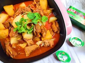 炖好的羊排萝卜转到火锅锅里，摆上两根香菜，开吃吧……吃完羊排，再烫点喜欢的菌菇和配菜，美呆呆^_^