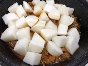 加入萝卜盖上锅盖小火焖至软